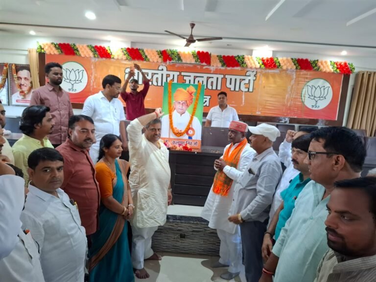कल्याण सिंह की पुण्यतिथि पर पुष्प अर्पित कर दी श्रद्धांजलि  भाजपा जिलाध्यक्ष राम शकल ने कहा: ‘बाबूजी’ जैसा नेतृत्व आज दुर्लभ