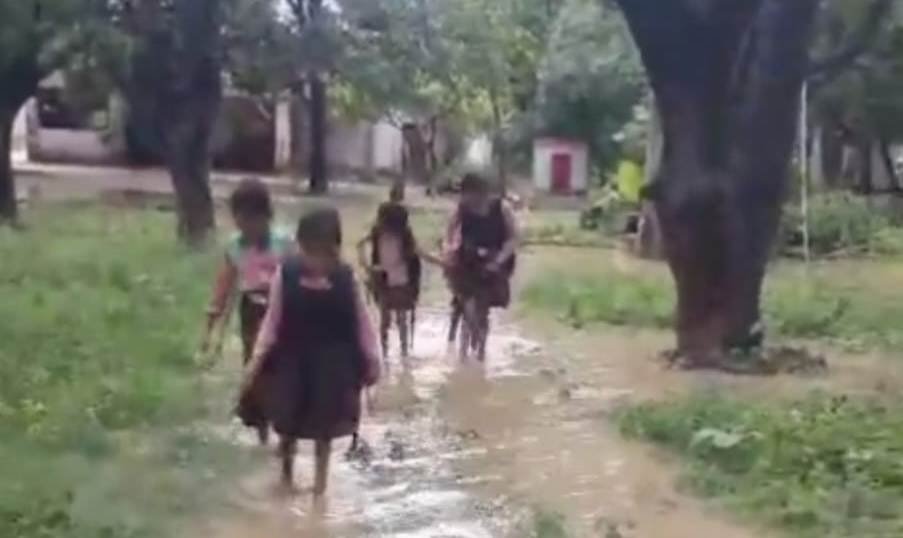रास्ताविहिन दलितबस्ती की छात्राएं किचड़युक्त जलभराव के रास्ते से स्कूल जाने को मजबूर
