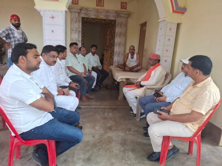 पीड़ित परिवार के घर सांत्वना देने पहुंचे भाजपा जिलाध्यक्ष,शोक व्यक्त कर न्याय दिलाने हेतु दिया भरोसा