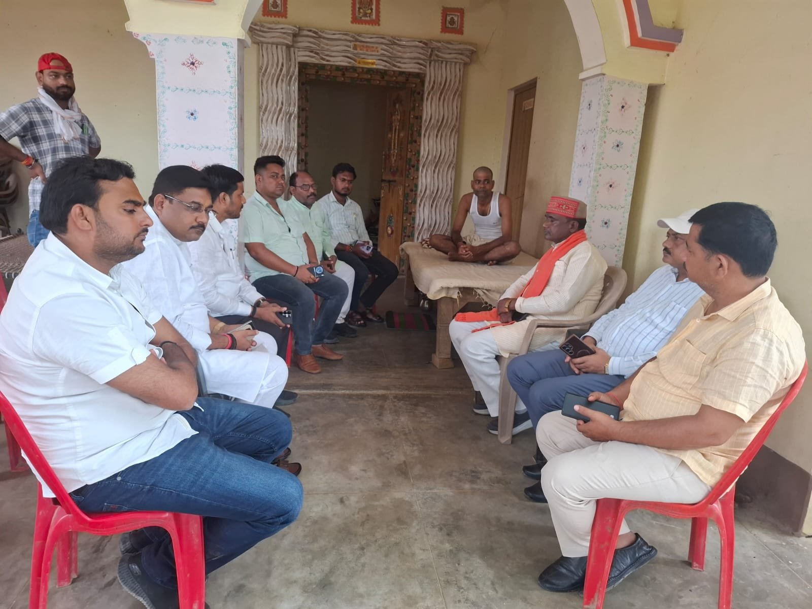 पीड़ित परिवार के घर सांत्वना देने पहुंचे भाजपा जिलाध्यक्ष,शोक व्यक्त कर न्याय दिलाने हेतु दिया भरोसा