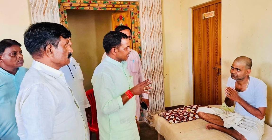 मृतक श्रेया उपाध्याय के घर सांत्वना देने पहुंचे रोहनिया विधायक से पीड़ित परिवार ने न्याय हेतु लगाया गुहार
