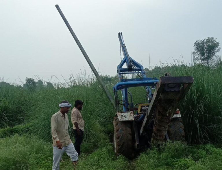 बारिश से तीन बिजली के पोल गिरे, दर्जनों गांवों में बिजली पानी के लिए मचा हाहाकार