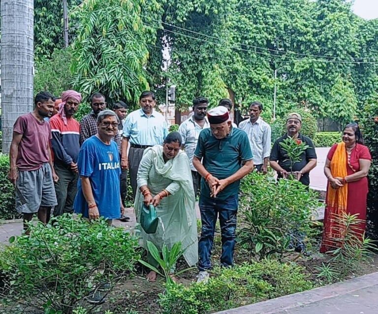 आनंद बाग पार्क में स्थापित हुई रक्षाबंधन वाटिका, कुलपति कविता शाह ने किया पौधरोपण