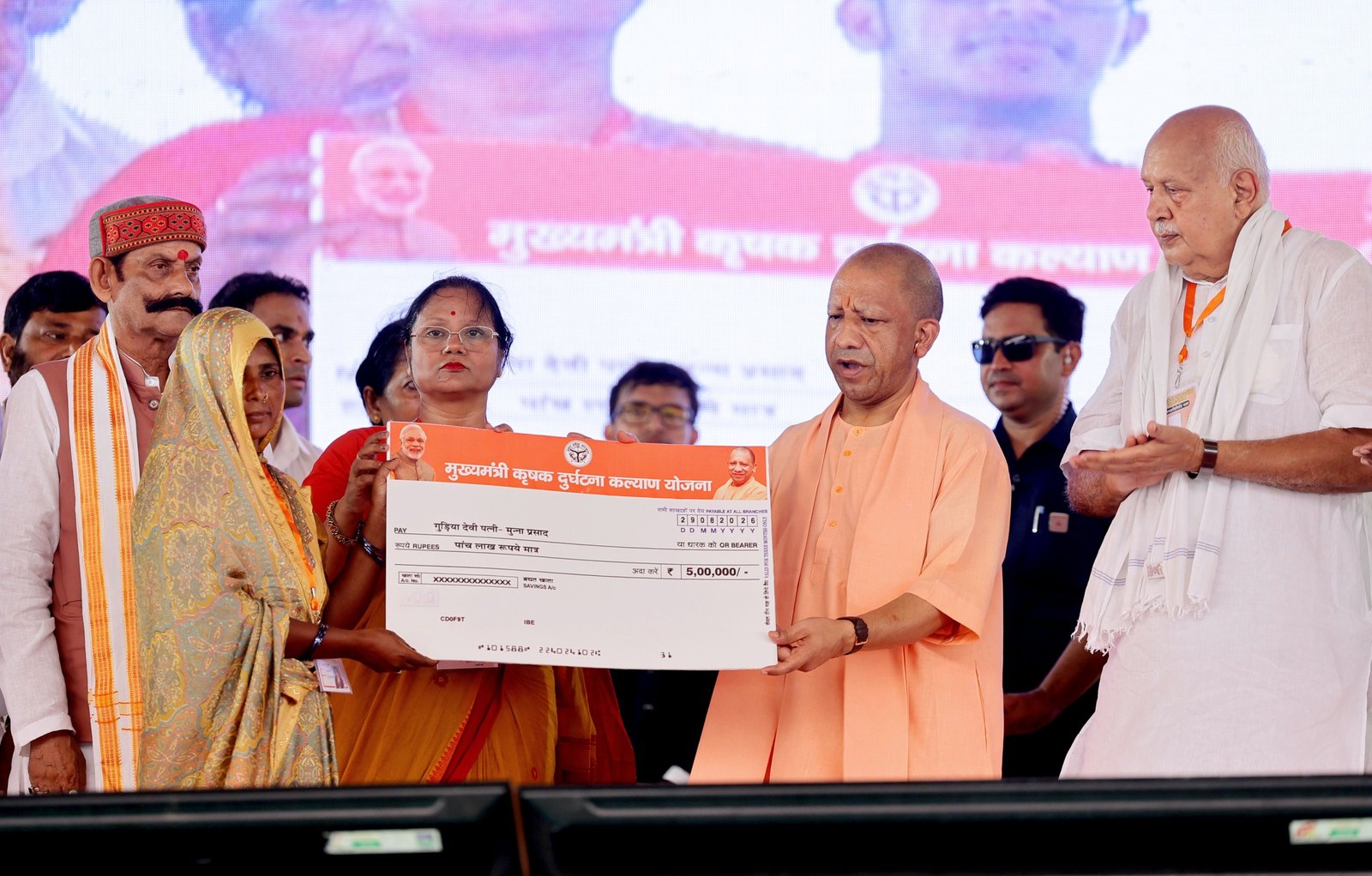 मुख्यमंत्री ने योजनाओं के लाभार्थियों को दिया चेक, चाबी, प्रमाणपत्र व सहायता राशि