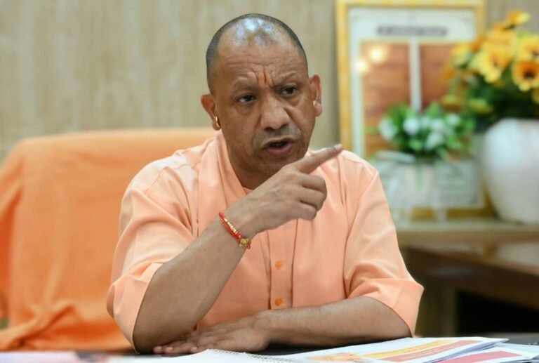 सीएम योगी ने अफसरों के साथ की वीडियो कॉन्फ्रेंसिंग, दिए सख्त निर्देश