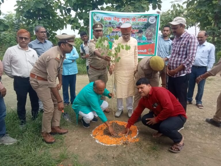 *एक पेड़ गुरु के नाम अभियान के तहत पौधा रोपण कर मनाया शिक्षक दिवस*  पर्यावरणविद अनिल सिंह ने पर्यावरण एवं जल संरक्षण की दिलाई शपथ  वाराणसी।