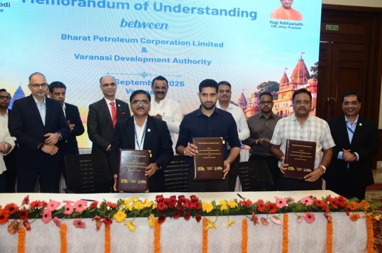 वाराणसी/दिनांक 07 सितम्बर, 2026 (सू०वि०)  *​21.21 करोड़ से निखरेगी विरासत गलियारों की रंग, 119 पार्कों का 48 करोड़ रुपये से होगा कायाकल्प*  *​सारनाथ व मैदागिन में बनेंगे आधुनिक फूड स्ट्रीट हब, विक्रेताओं को मिलेंगी बेहतर सुविधाएं*  *ठठेरी गली से काल भैरव मंदिर व गोदौलिया-मैदागिन मार्ग का चमकेगा हेरिटेज लुक*  *​*महापौर अशोक कुमार तिवारी, मंडलायुक्त व बीपीसीएल के सीएमडी की मौजूदगी में हस्ताक्षरित हुए एमओयू*   वाराणसी ।   ।