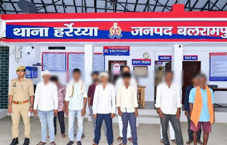 सार्वजनिक स्थानों पर शराब पीने वालों पर चला पुलिस का डंडा, 225 पर कार्रवाई  बलरामपुर।