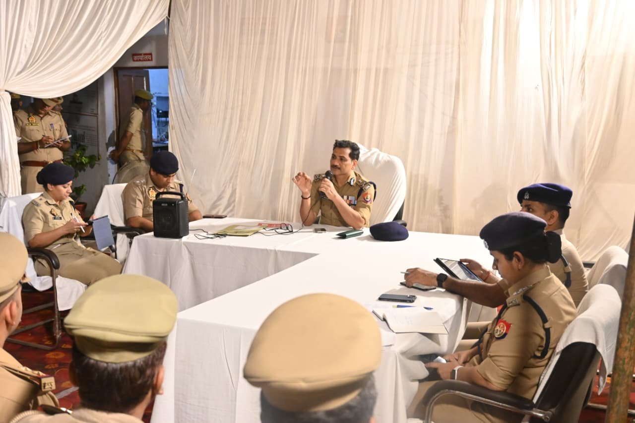 कैंट थाने के निरीक्षण में पुलिस आयुक्त ने कसी व्यवस्था, लंबित विवेचनाओं के जल्द निस्तारण के निर्देश  थाना गोद लेने की पहल से होगी पुलिसिंग की नियमित निगरानी, महिला सुरक्षा से लेकर यातायात व्यवस्था तक पर दिए निर्देश  वाराणसी ।