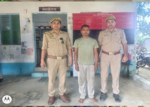 न्यायालय के वारंट पर जंसा पुलिस की दबिश, घर से पकड़ा गया वारंटी  जंसा।