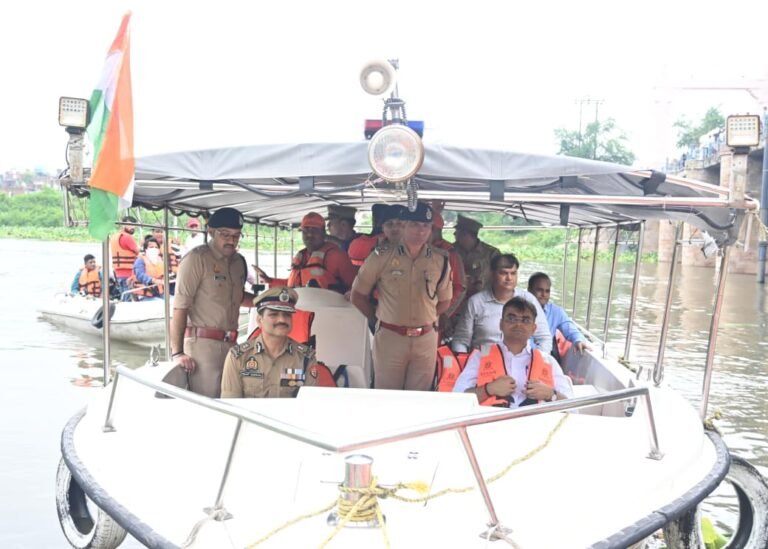 पुलिस कमिश्नर एवं जिलाधिकारी ने बाढ़ प्रभावित क्षेत्रों का तूफानी दौरा किया
