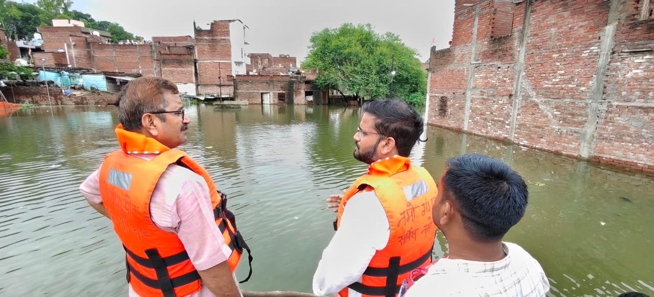 बाढ़ प्रभावित लोगों को योगी सरकार द्वारा आवश्यक बुनियादी सुविधाएं उपलब्ध कराई जा रही हैं-डॉ नीलकंठ तिवारी