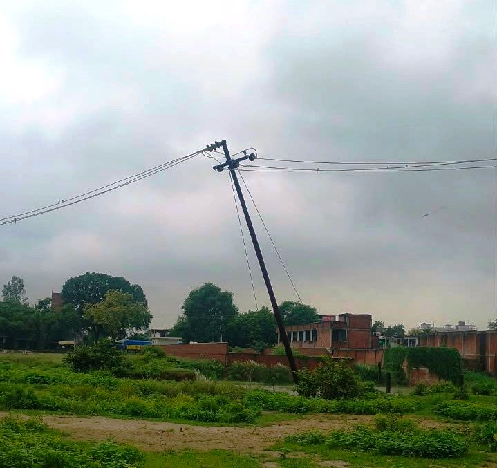 बारिश से 11000 वोल्ट का  बिजली का खंभा झुका, हादसे की आशंका
