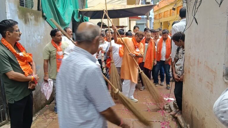 वार्ड प्रवास के 46 वे दिन , आदिविशेश्वर वार्ड में विधायक डा नीलकंठ तिवारी ने किया प्रवास
