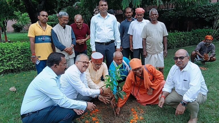 बीएचयू विश्वनाथ मंदिर प्रांगण में एक पेड़ मां के नाम अभियान के तहत हुआ पौधरोपण