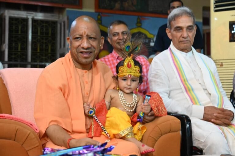 गोरक्षपीठ में सीएम योगी ने मनाया गोपाल का प्राकट्योत्सव