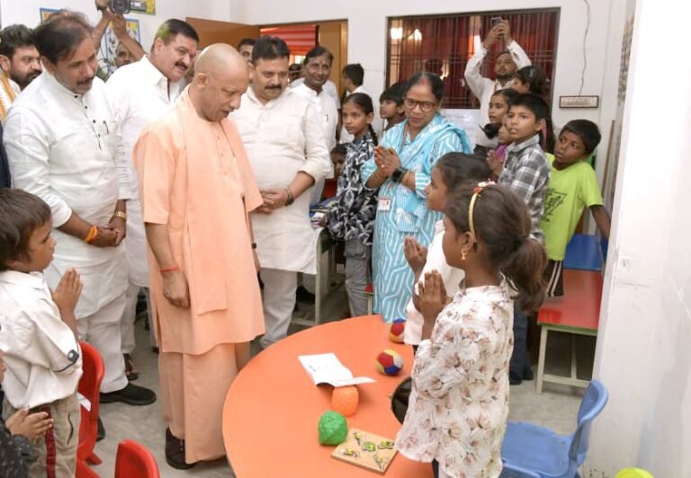 बाढ़ पीड़ितों के बीच पहुंचे मुख्यमंत्री योगी आदित्यनाथ, कहा-सरकार हर कदम पर आपके साथ