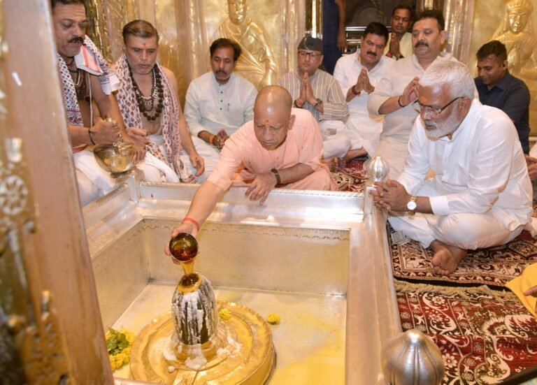 मुख्यमंत्री ने कालभैरव और बाबा विश्वनाथ की चौखट पर मत्था टेका