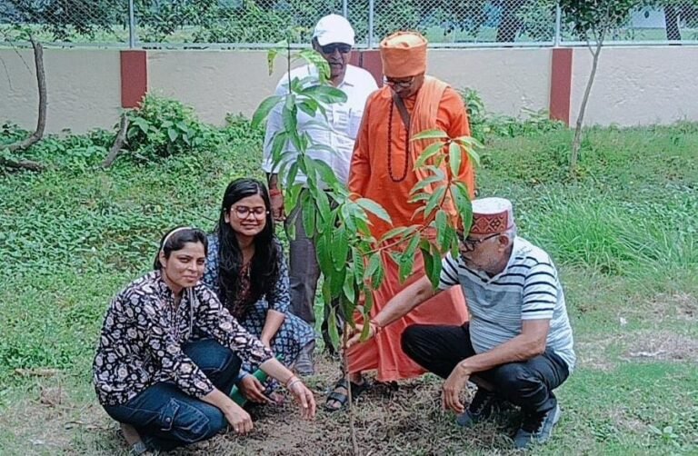 बीएचयू में शिक्षक दिवस पर गुरुजनों के सम्मान में वृहद पौधारोपण अभियान, लगे आम और पुष्पदार पौधे
