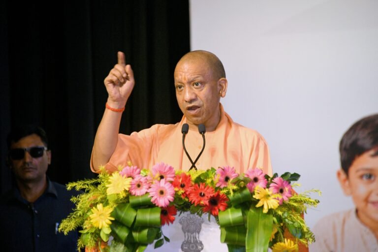 योगी सरकार का बड़ा स्वास्थ्य कवच, कई वर्गों को परिवार सहित कैशलेस इलाज मुहैया कराया