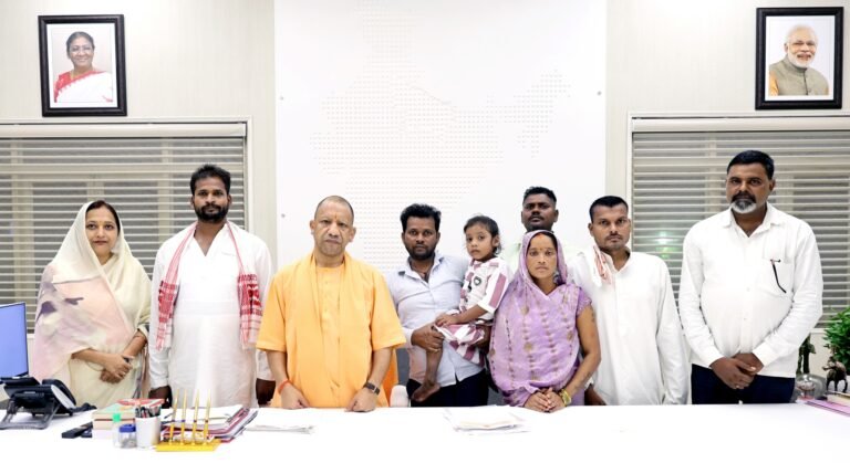 बलिया की दिव्यांग बेटी रागिनी से मिले सीएम योगी