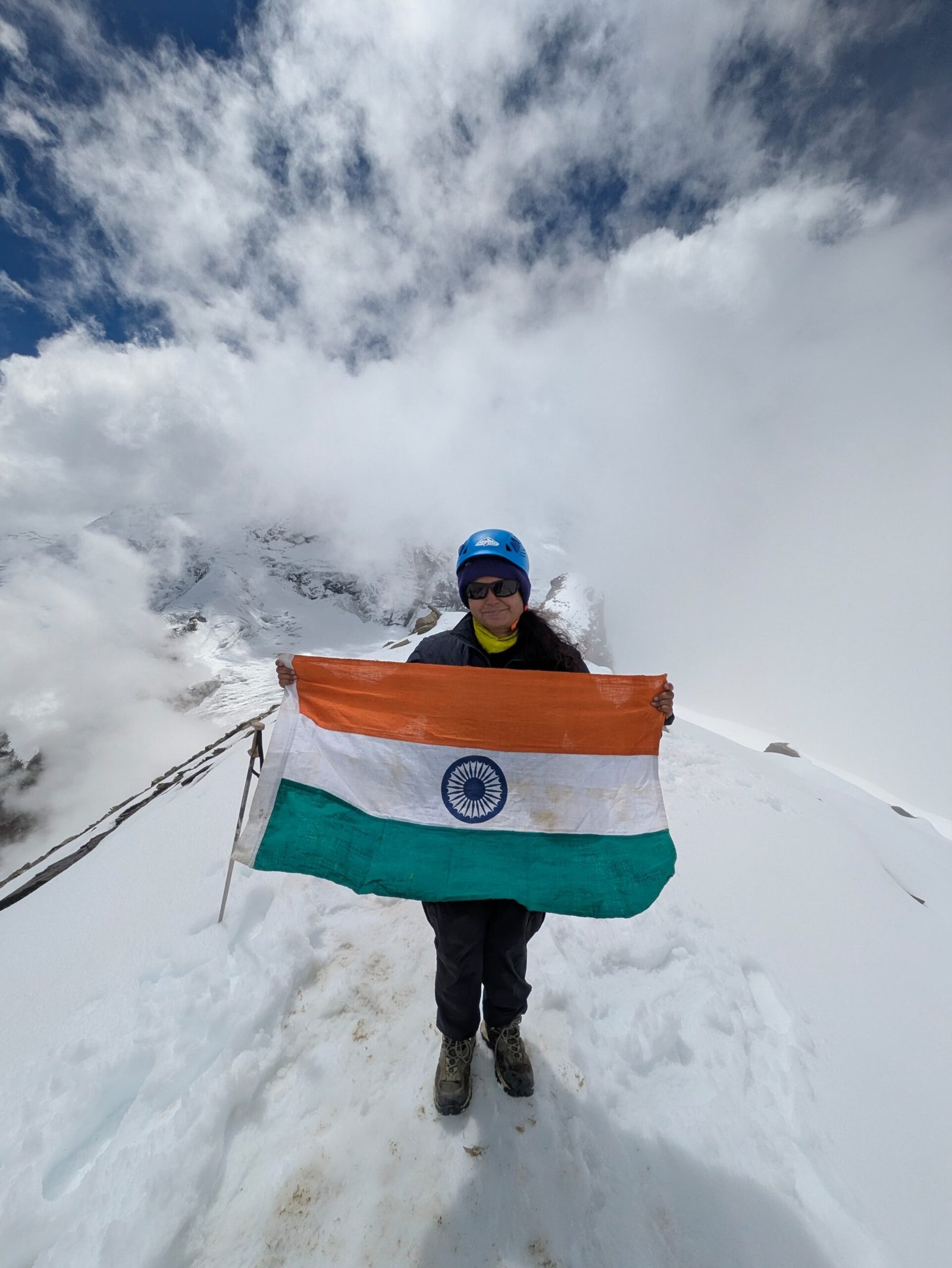 लखनऊ की पर्वतारोही पूर्वा धवन ने 5,826 मीटर ऊंची रुद्रगैरा चोटी पर फहराया तिरंगा