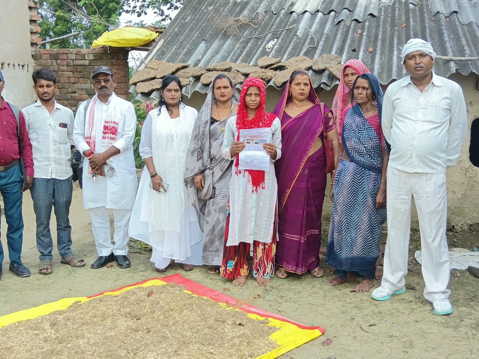 बेटी के विवाह में सहयोग को SSWT ने कराया स्थलीय सत्यापन  खुरूजा गांव पहुंची संगठन की टीम, परिवार से ली आवश्यक जानकारी; 15 अक्टूबर को होना है मंजू का विवाह  चंदौली।