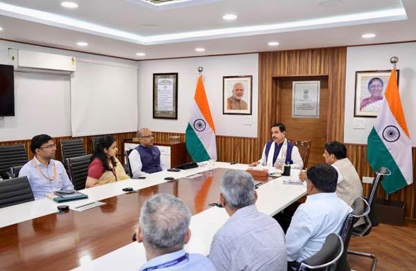 केंद्रीय शिक्षा मंत्री श्री  प्रहलाद  जोशी ने प्राथमिक शिक्षक संबंधी शिक्षा में छह माह के प्रमाण-पत्र (ब्रिज) पाठ्यक्रम का शुभारंभ किया