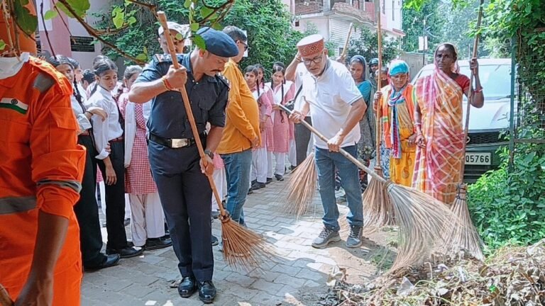 पीएम के जन्मदिवस पर चला स्वच्छता अभियान और पौधरोपण कार्यक्रम