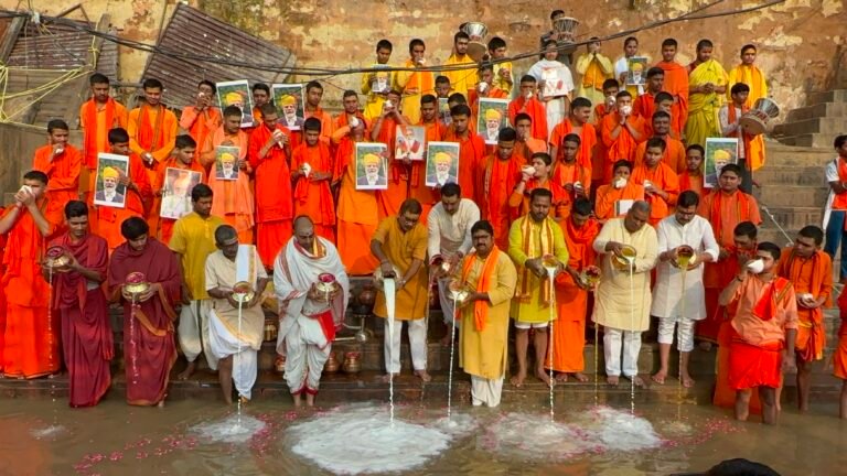 प्रधानमंत्री मोदी के जन्मदिवस पर 76 बटुकोंके साथ पूर्व मंत्री नीलकंठ तिवारी   ने किया मां गंगा का दुग्धाभिषेक