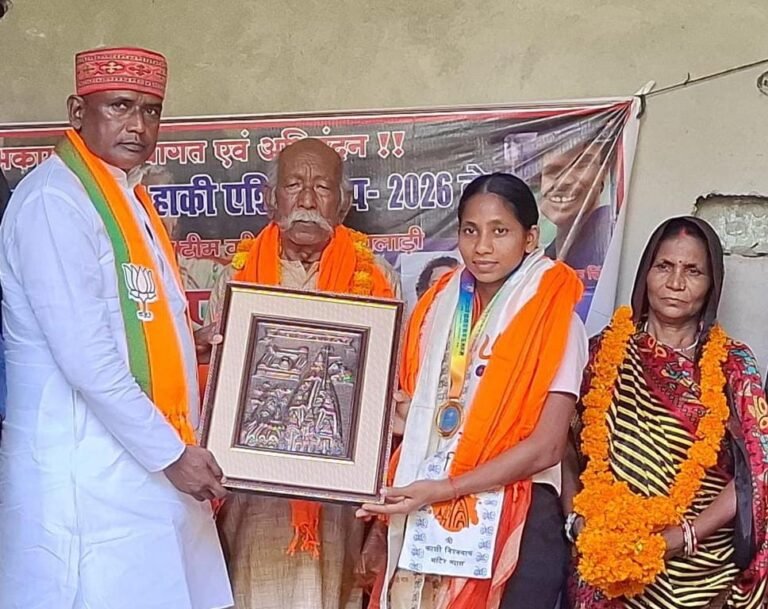जूनियर महिला हॉकी एशिया कप में भारत को चैंपियन बनाने वाली मधु पटेल का भाजपा जिलाध्यक्ष ने किया सम्मान