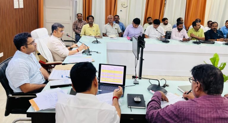 विकास कार्यों से संबंधित विभिन्न परियोजनाओं की समीक्षा बैठक संपन्न