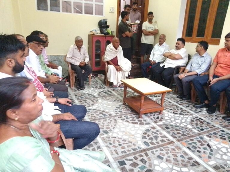 बस दुर्घटना में मृत अनुज के परिजनों से मिले मंत्री रविन्द्र जायसवाल, शोक संवेदना व्यक्त की