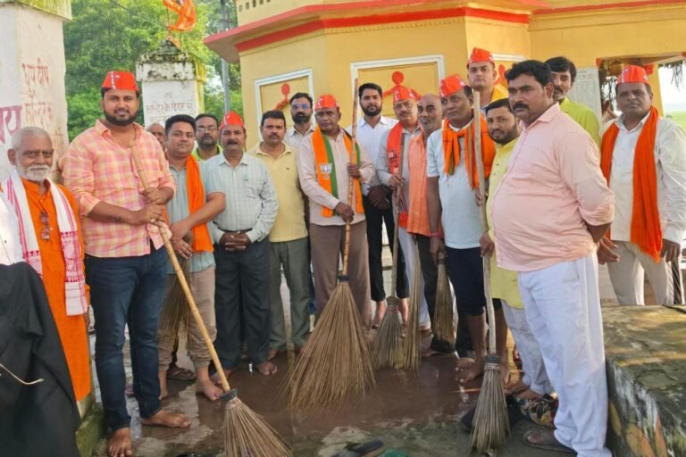 सेवा संकल्प अभियान के तहत जिलाध्यक्ष राम सकल पटेल ने लगाई झाड़ू