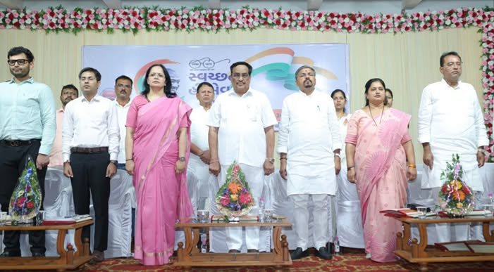 स्वच्छता को बनाएं दैनिक जीवन का हिस्सा, न गंदगी करेंगे न करने देंगे स्वच्छ भारत दिवस पर गुजरात के मजीगाम में केंद्रीय जल शक्ति मंत्री ने विशेष ग्राम सभा को किया संबोधित  नवसारी।