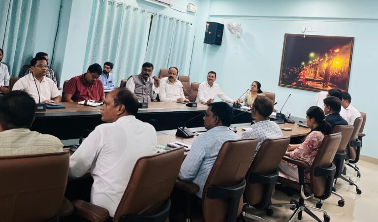 मेगा कैंप में पात्र लाभार्थियों को दिलाएं योजनाओं का लाभ  जिला जज ने विभागीय अधिकारियों के साथ बैठक कर तैयारियों की समीक्षा की  वाराणसी।
