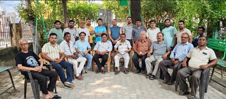 50 से अधिक छोटे व्यापारियों को नोटिस, कार्रवाई से मचा हड़कंप  दुकानें सील और ध्वस्तीकरण की आशंका से चिंतित व्यापारी, भाजपा व्यापार प्रकोष्ठ ने प्रशासन से राहत की मांग की  चंदौली।