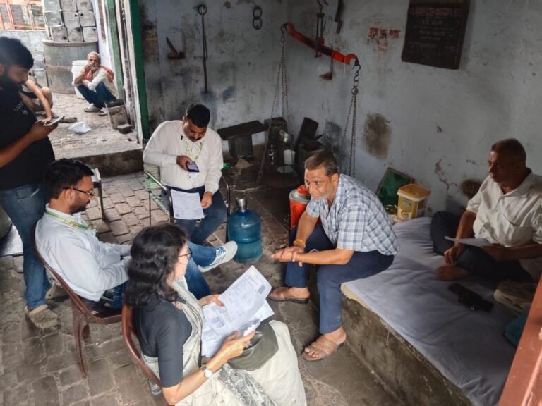 नवरात्रि से पहले मिलावटखोरों पर बड़ा प्रहार, 1.04 करोड़ के खाद्य पदार्थ जब्त  लखनऊ में दो फर्मों से 13.59 टन घी सीज, एटा में 1500 किलो पनीर नष्ट; हापुड़ और एटा में मुकदमा दर्ज  कुट्टू-सिंघाड़े के आटे से लेकर घी और खाद्य तेल तक की जांच तेज, छोटे दुकानदारों को अनावश्यक परेशान न करने के निर्देश  लखनऊ, 9 अक्टूबर।