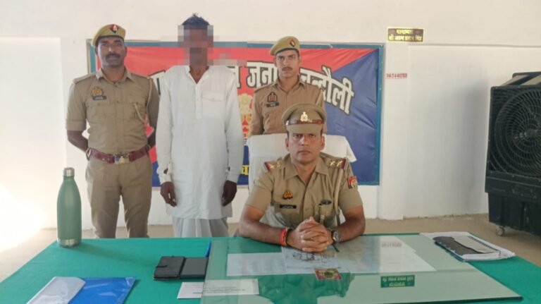 खंडहरनुमा छप्पर में क्रूरतापूर्वक बांधे मिले दो गोवंश, एक आरोपी गिरफ्तार  शहाबगंज (चंदौली)।