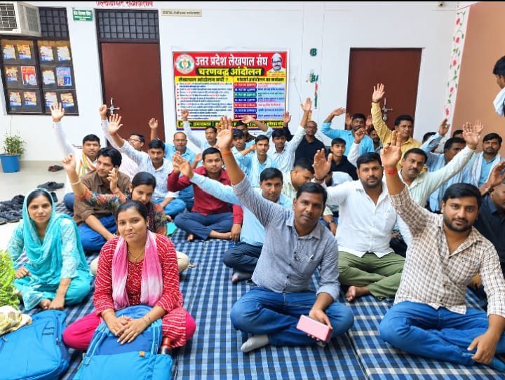 राजातालाब तहसील पर विभिन्न मांगों को लेकर धरना पर बैठे लेखपाल