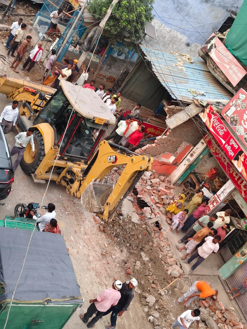 राजातालाब में अतिक्रमण पर फिर गरजा बुलडोजर,अवैध निर्माण ध्वस्त