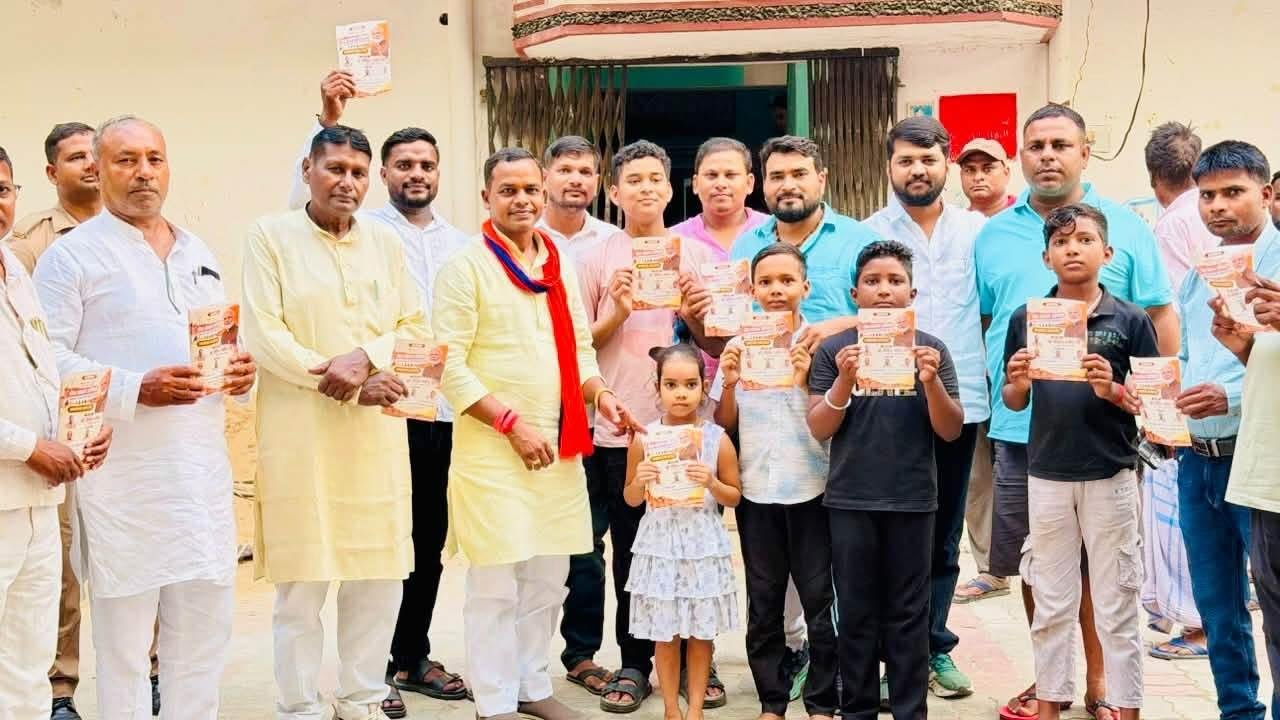 रोहनिया विधायक डॉ सुनील पटेल ने घाटमपुर में घर-घर किया जनसंपर्क, भाजपा की विशाल जनसभा में आने का दिया निमंत्रण