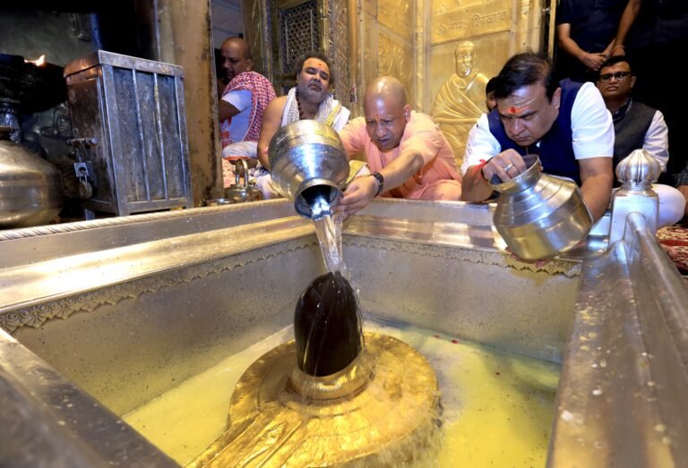 मुख्यमंत्री योगी और असम के मुख्यमंत्री हिमंता ने काशी कोतवाल और बाबा विश्वनाथ का किया दर्शन-पूजन