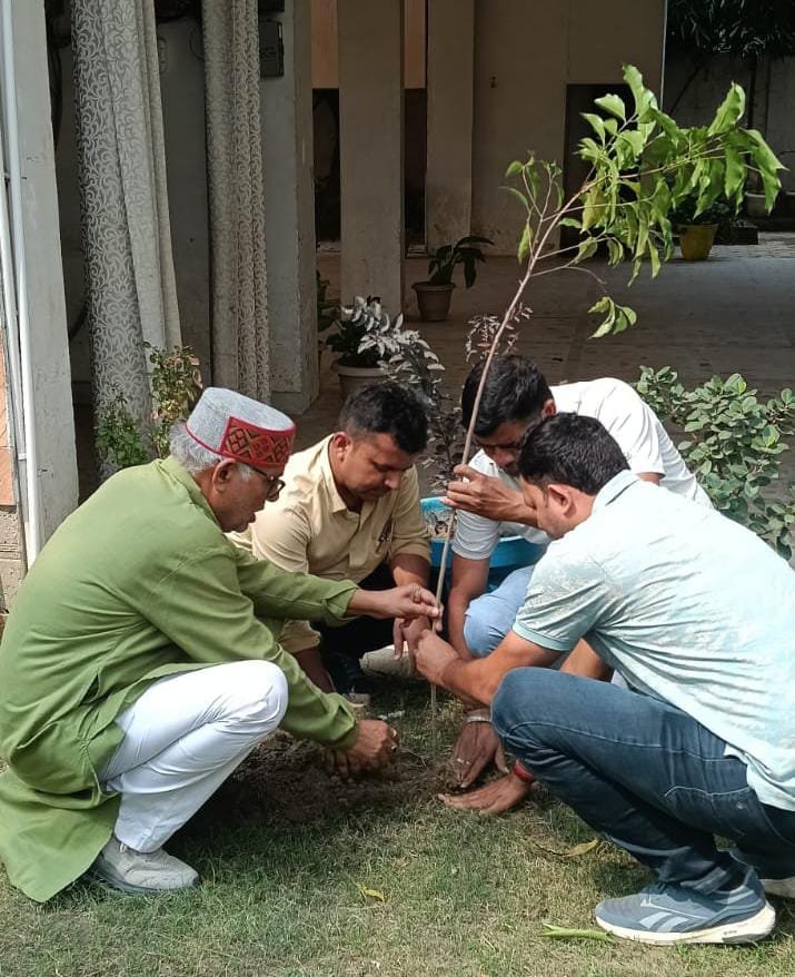 सृजन सामाजिक विकास न्यास और नगर निगम के संयुक्त तत्वावधान में स्वच्छता अभियान एवं पौधारोपण