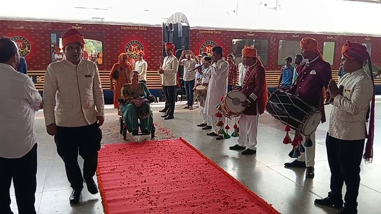45 विदेशी पर्यटकों को लेकर काशी पहुंची महाराजा एक्सप्रेस का हुआ भव्य स्वागत