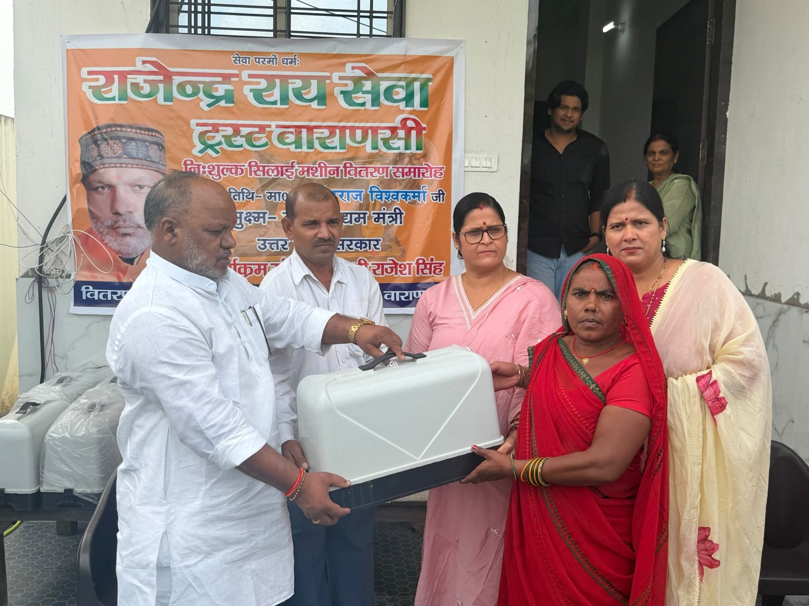 राज्य मंत्री हंसराज विश्वकर्मा ने महिलाओं को वितरण किया निशुल्क सिलाई मशीन