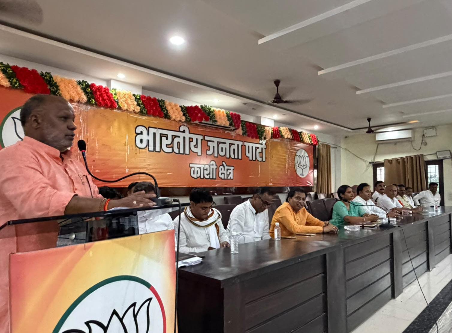 राज्यमंत्री ने  बैठक में स्नातक शिक्षक निर्वाचन की तैयारियों पर किया मंथन