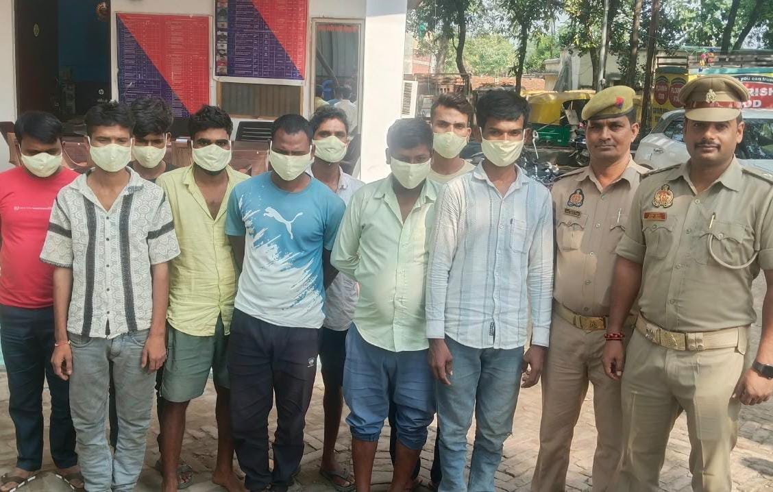 राजातालाब पुलिस ने 9 जुआरियों को किया गिरफ्तार, 8450 रुपये और ताश के पत्ते बरामद
