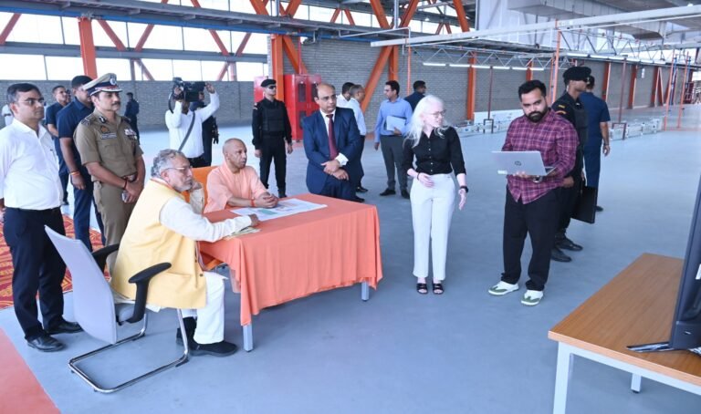 पीएम के हाथों होने वाले अरव‍िंद म‍िल के लोकार्पण की तैयारियों का मुख्‍यमंत्री योगी आद‍ित्‍यनाथ ने निरीक्षण कर व्यवस्थाओं का जायजा लिया