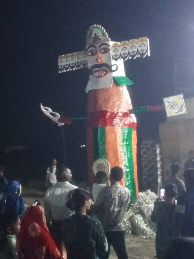 दशमी मेला में उमड़ी भारी भीड़,15 फीट ऊंचे रावण के पुतले का हुआ दहन